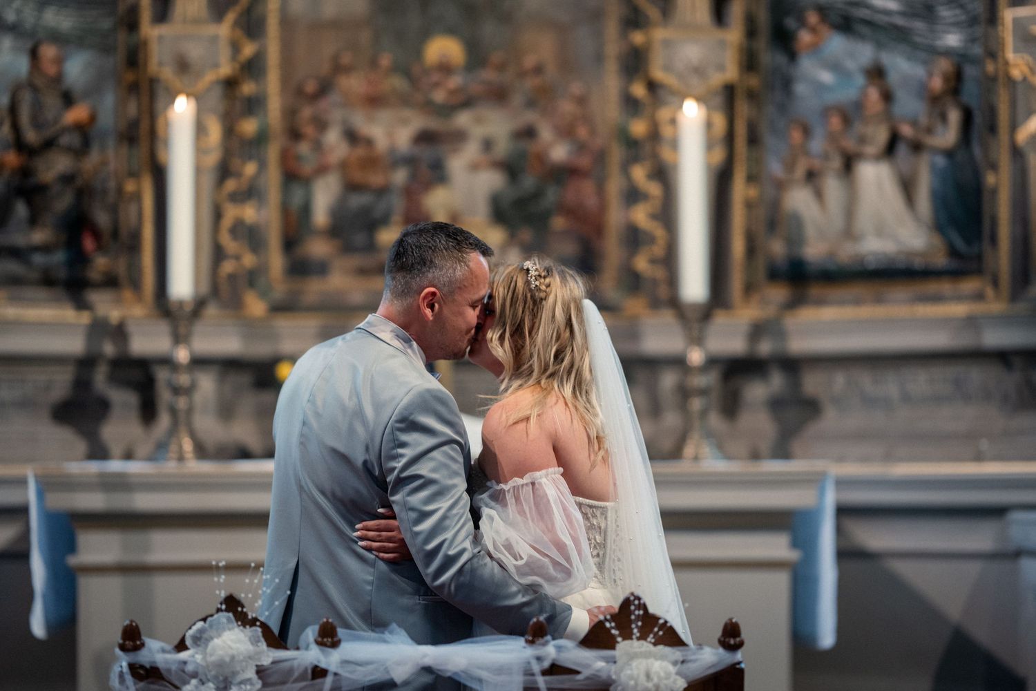 Hochzeit im Spandau, kirchliche Trauung St.-Nikolai-Kirche, Brautpaar am Altar mit historischem Hintergrund