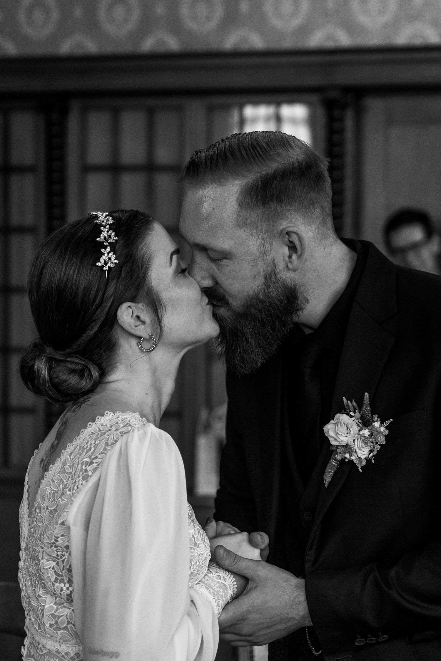 Hochzeit im Standesamt Reinickendorf Berlin, inniger Kuss des Brautpaares nach der Trauung in Schwarz Weiß