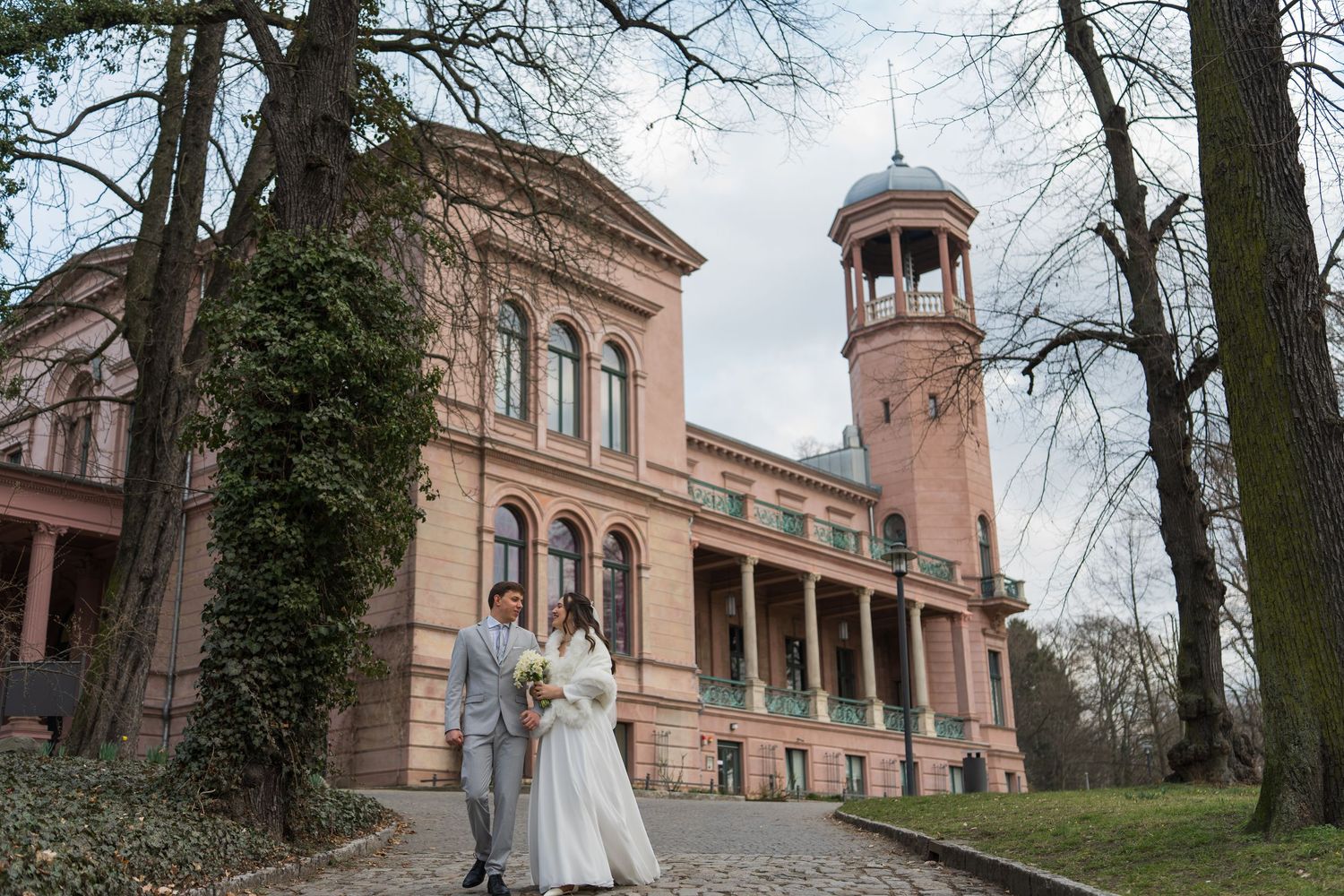 Historisches Schloss Biesdorf in Berlin als Kulisse für Hochzeitsfotos