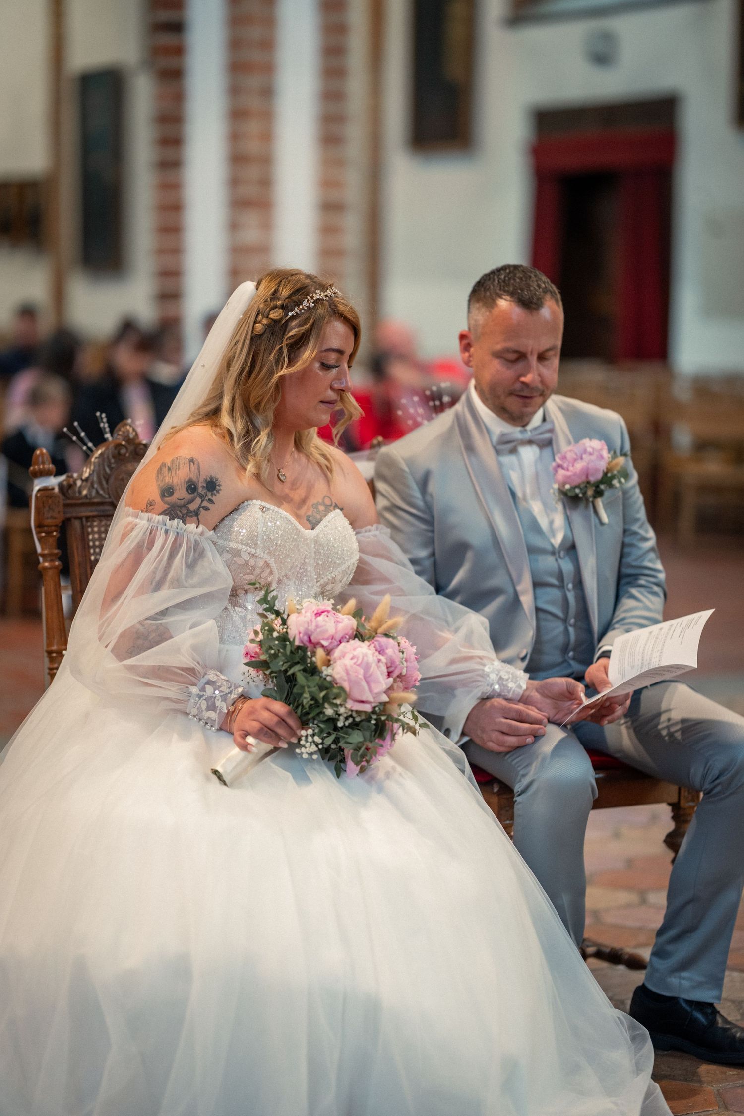 Hochzeit im Spandau, kirchliche Trauung St.-Nikolai-Kirche, Brautpaar lächelt während der Zeremonie