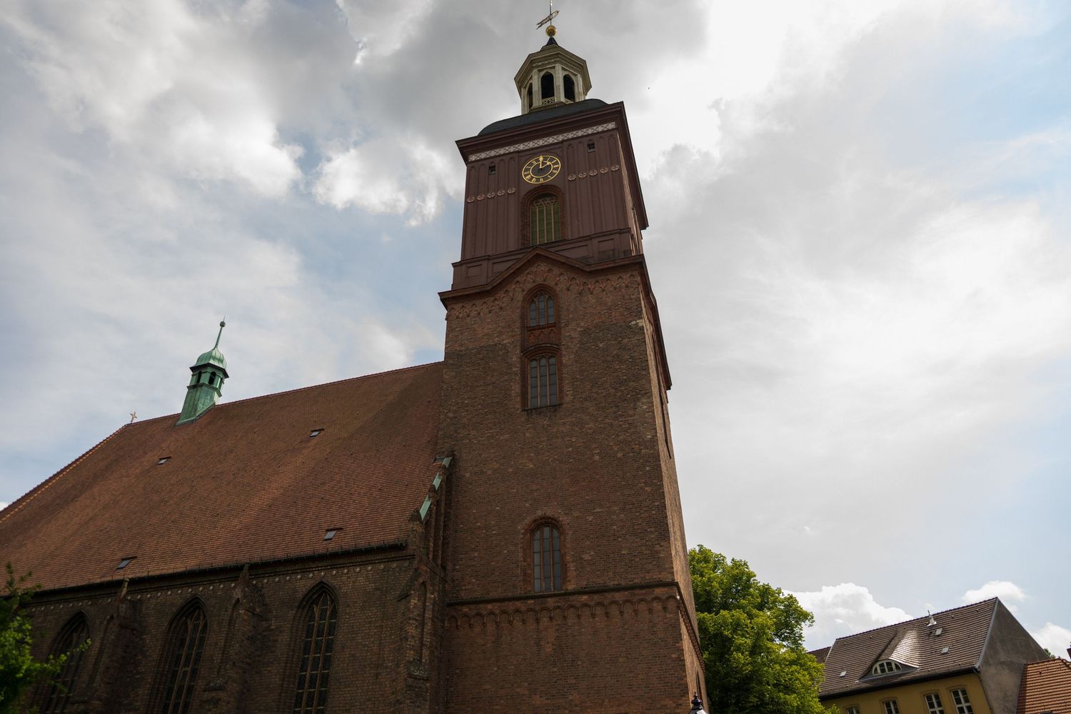 Hochzeit im Spandau, St.-Nikolai-Kirche von außen vor der kirchlichen Trauung