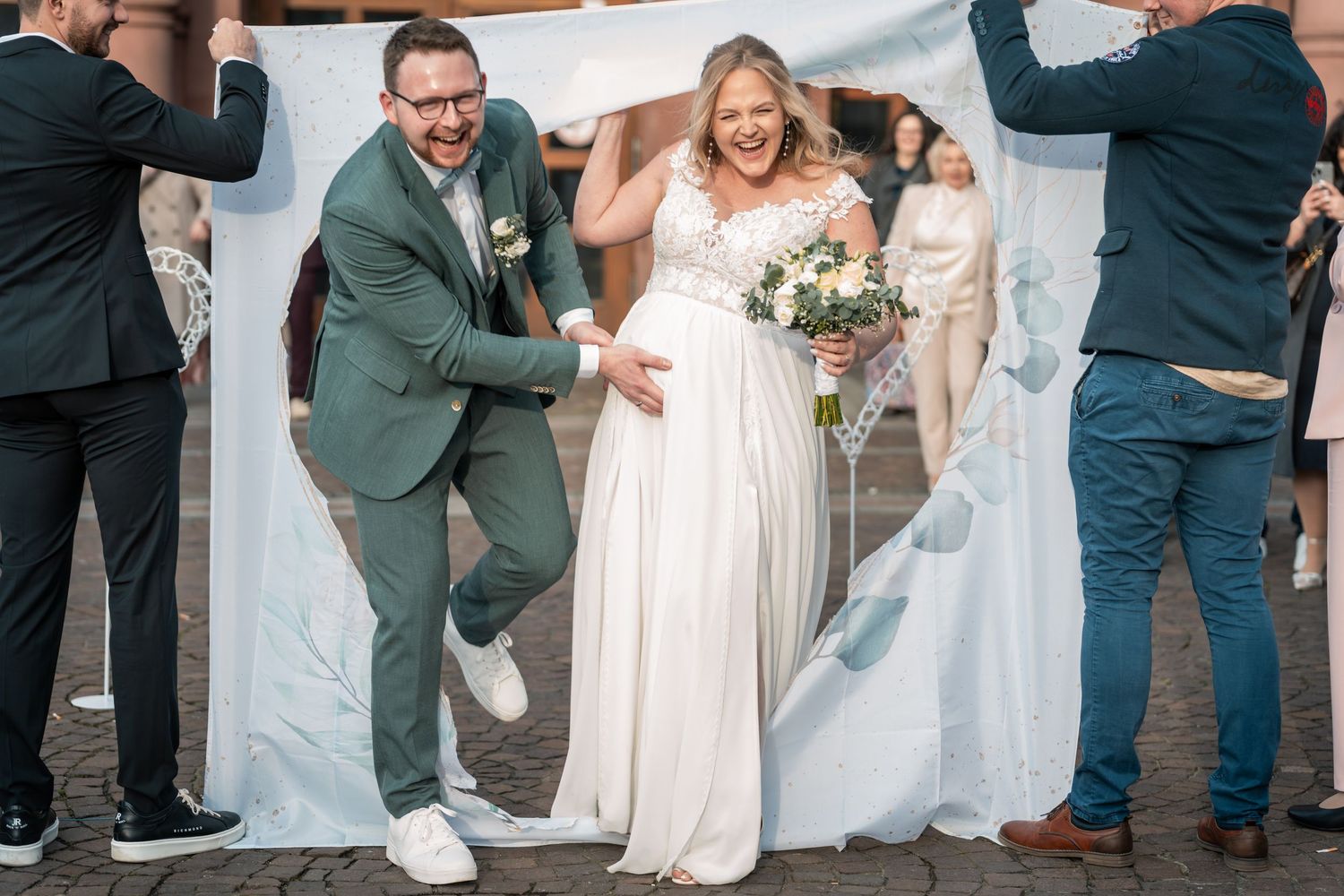 Hochzeit im Standesamt Dortmund, Brautpaar lacht beim Auszug aus dem Standesamt unter dem Schleier