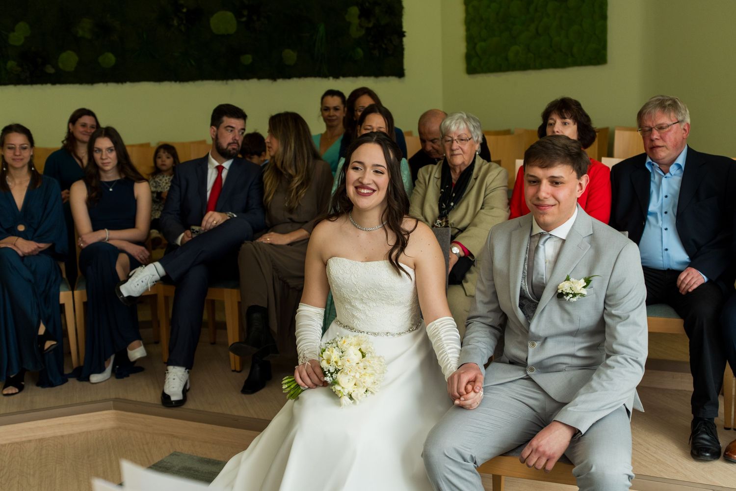 Hochzeit im Standesamt Marzahn Hellersdorf, Brautpaar sitzt gemeinsam während der standesamtlichen Trauung