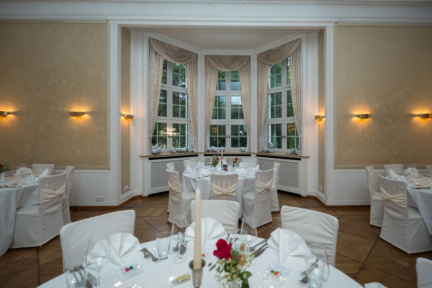 Hochzeitslocation Haus Sanssouci am Wannsee, festlich gedeckter Saal für die Hochzeitsfeier