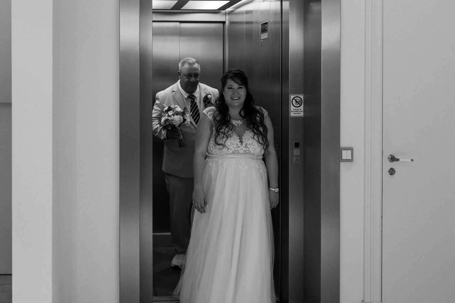 Standesamtliche Hochzeit in Eberswalde Märchenvilla mit emotionalen Blicken