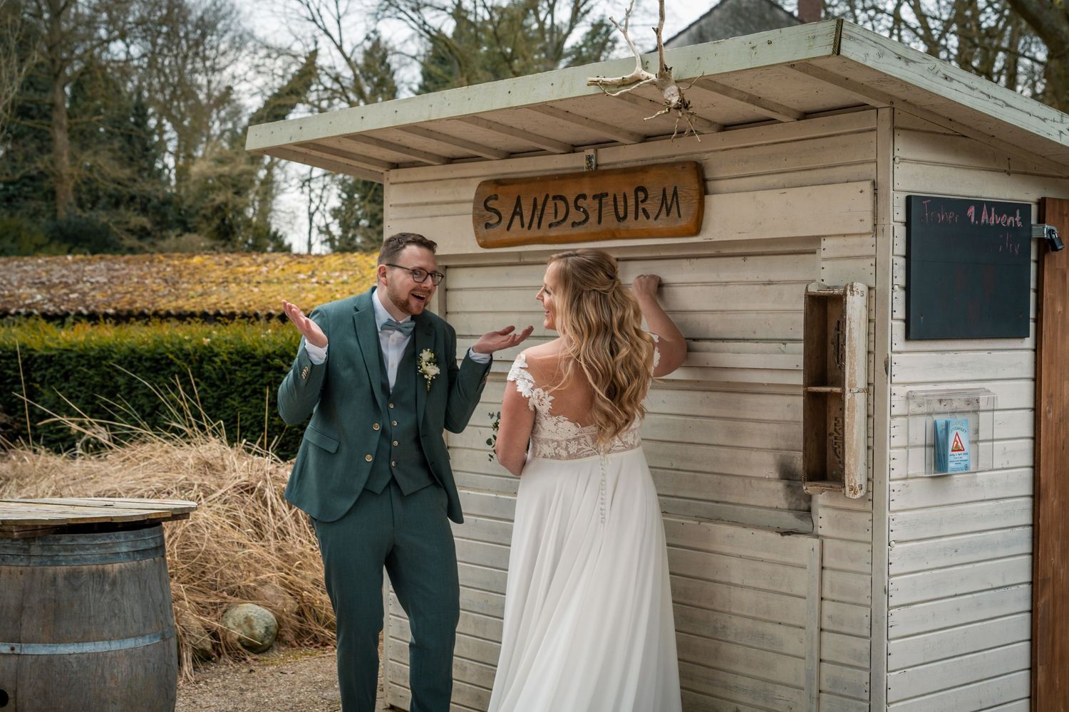 Hochzeit im Standesamt Dortmund, Brautpaar feiert entspannt nach der Trauung vor dem Standesamt
