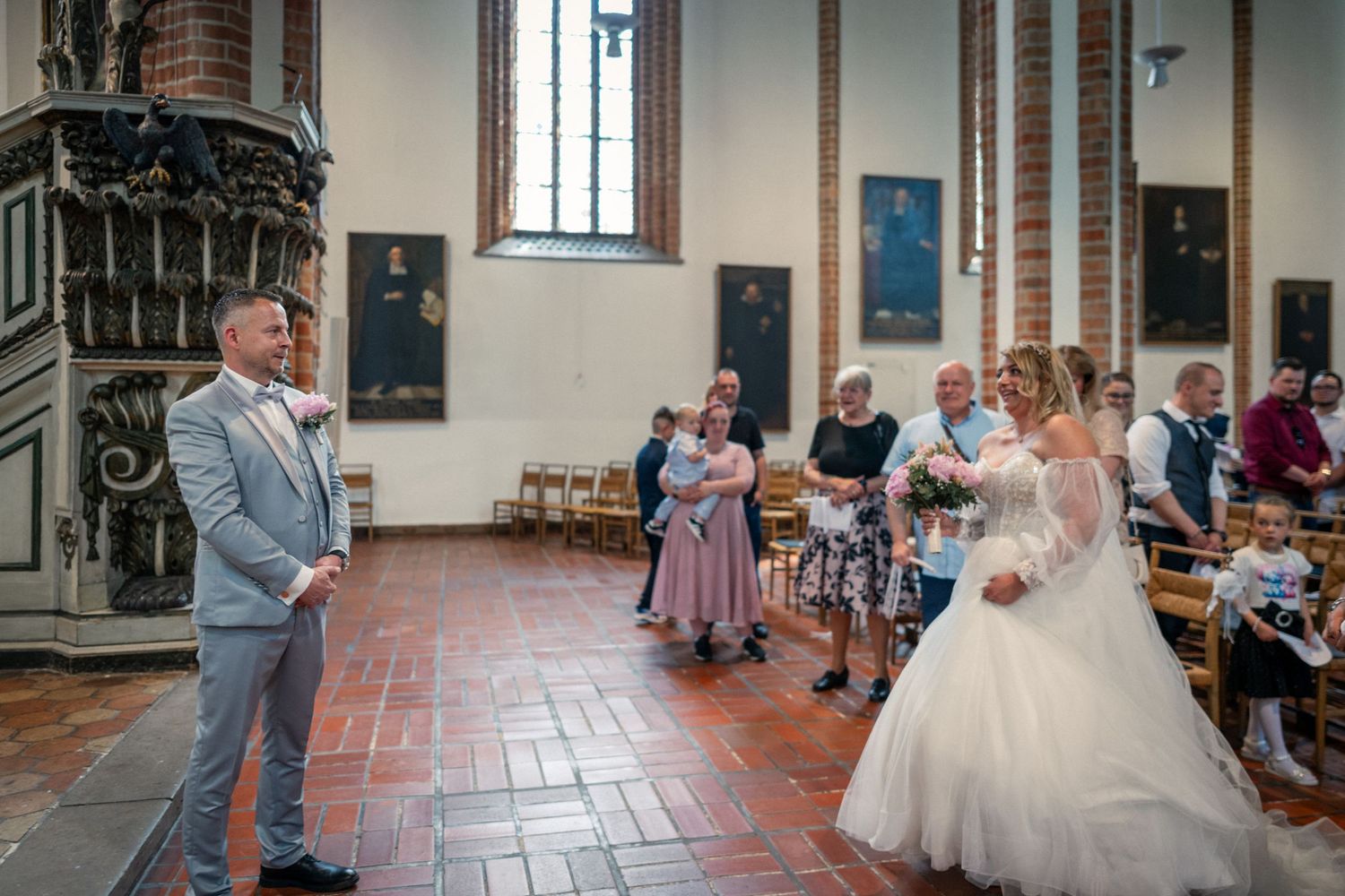 Hochzeit im Spandau, kirchliche Trauung St.-Nikolai-Kirche, Braut geht zum Bräutigam durch den Mittelgang