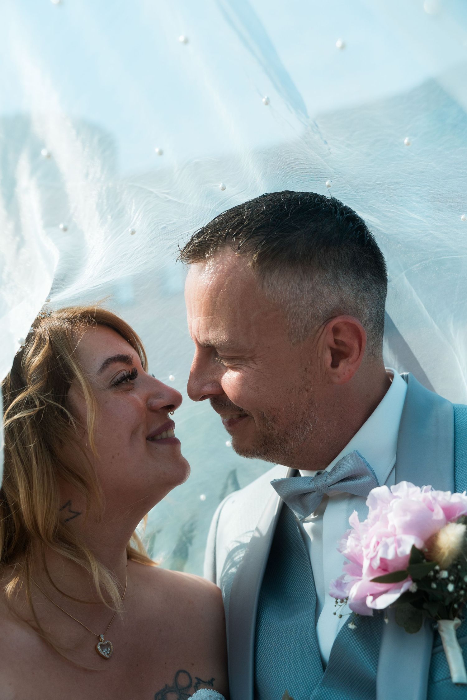 Hochzeit im Spandau, kirchliche Hochzeit St.-Nikolai-Kirche, Brautpaar unter dem Schleier nach der Trauung