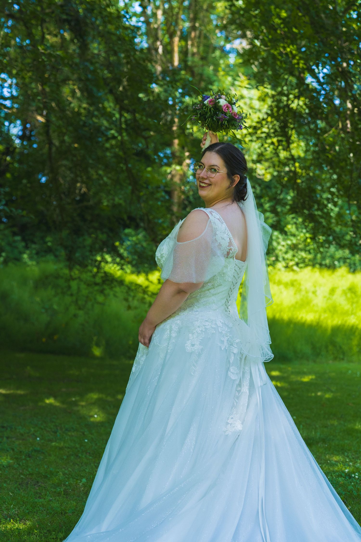 Kirchliche Trauung in Brandenburg, Braut im Hochzeitskleid beim natürlichen Portrait im Grünen