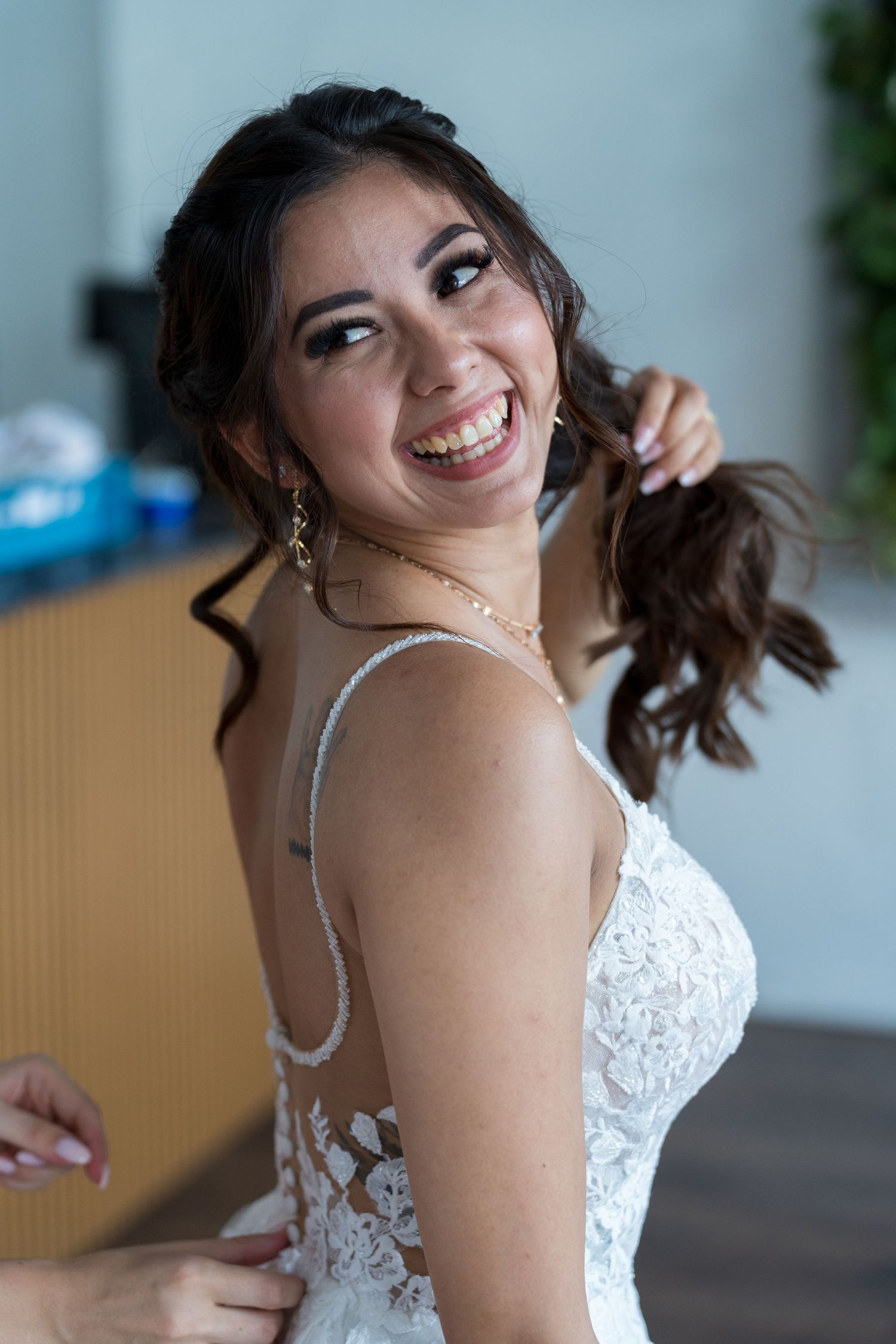 Freie Trauung an der White Spreelounge Berlin, natürliches Brautportrait beim Getting Ready, Hochzeitsfotografin Berlin