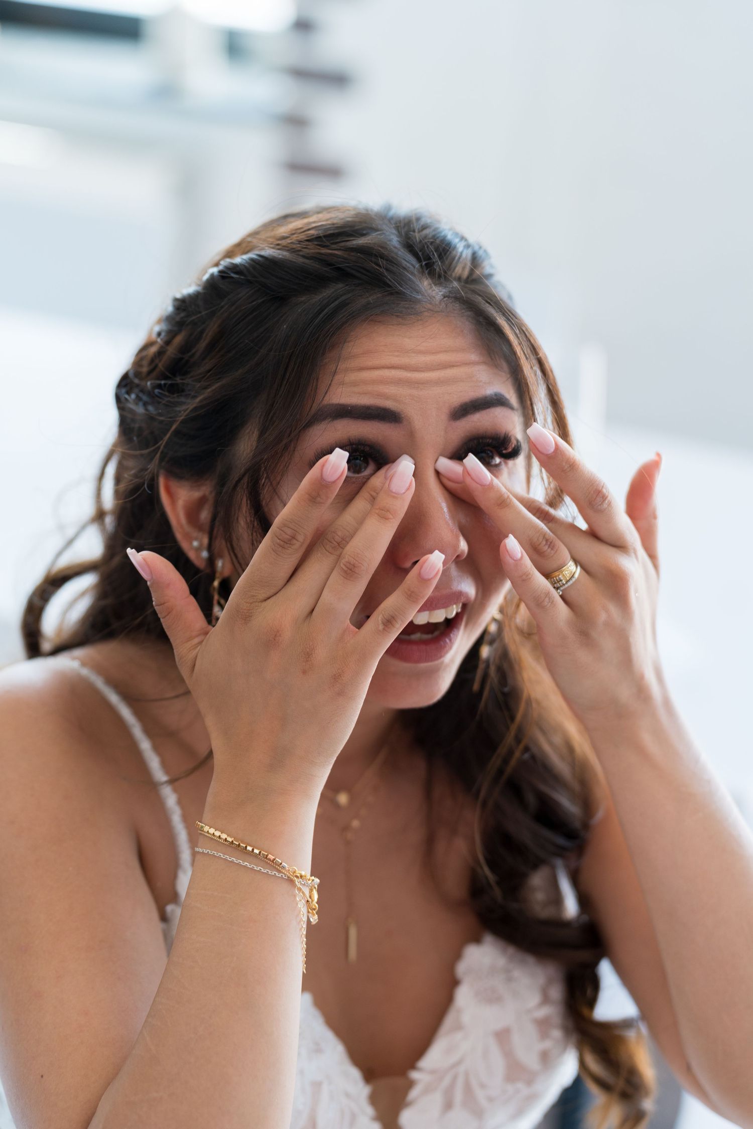 Freie Trauung an der White Spreelounge Berlin, emotionale Braut wischt sich Tränen vor der Zeremonie