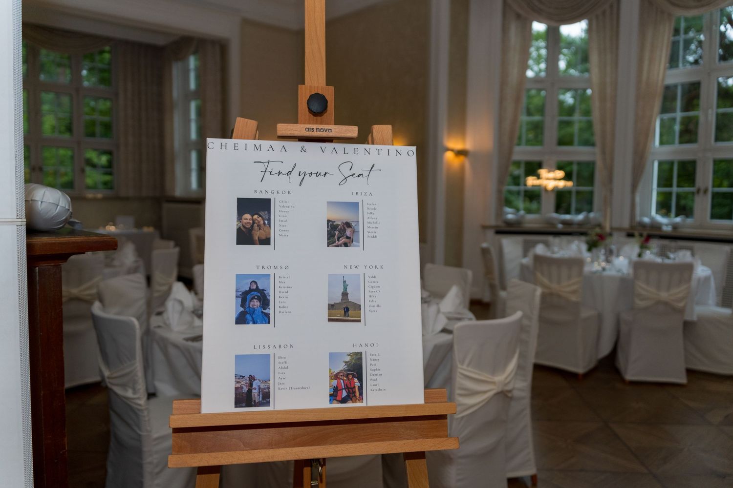 Freie Trauung im Haus Sanssouci am Wannsee, Willkommensschild und Hochzeitsdetails im Innenbereich