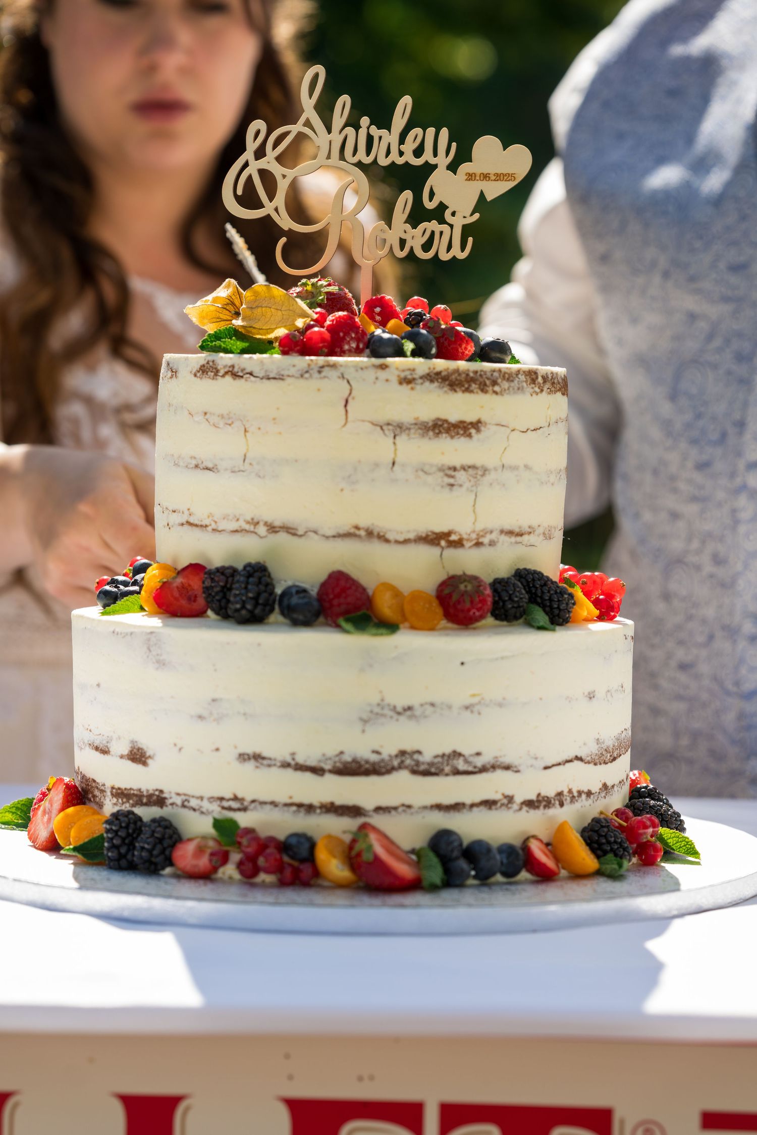 Hochzeitstorte bei freier Trauung an der White Spreelounge Berlin als Detailaufnahme