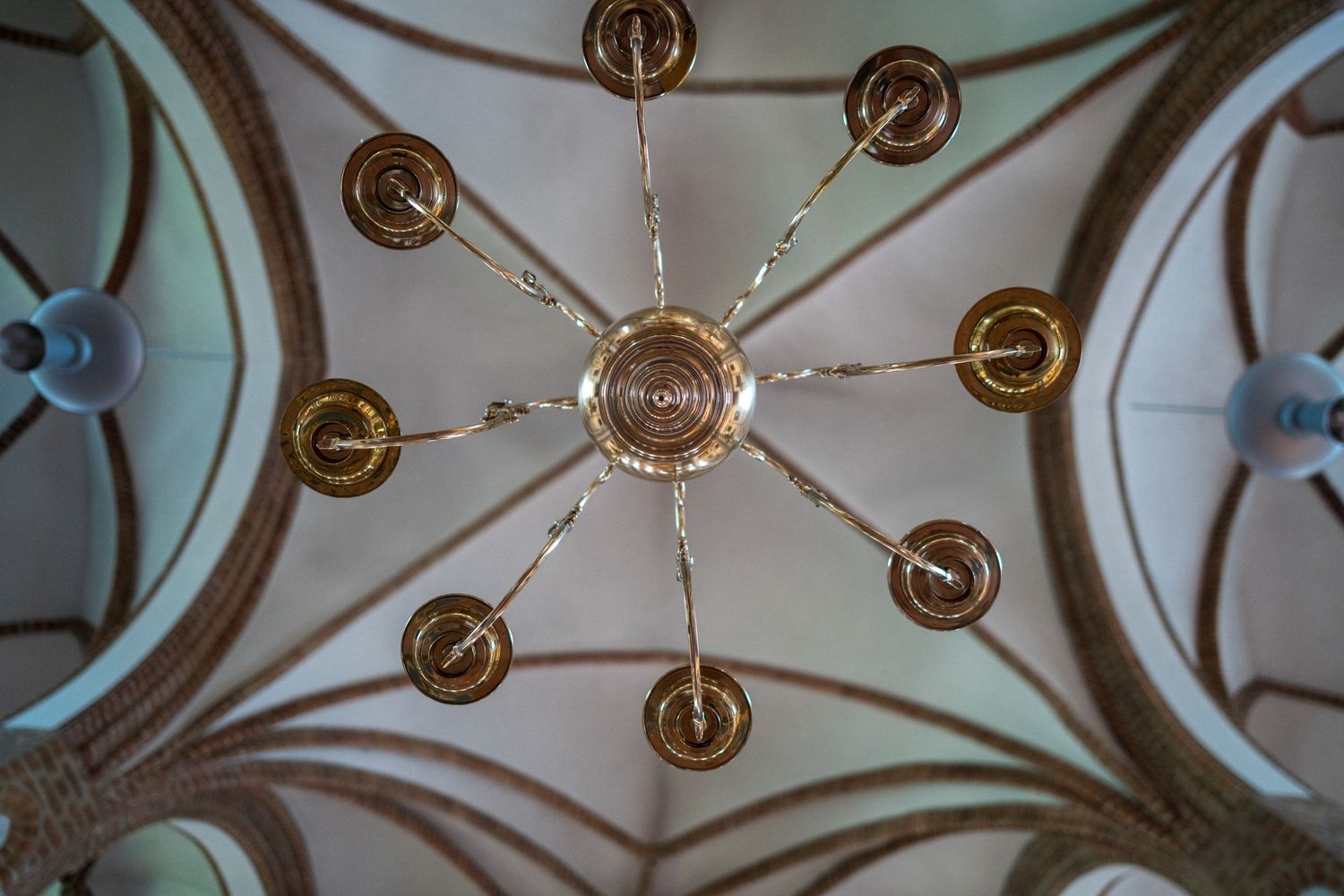Kirchliche Hochzeit St.-Nikolai-Kirche Spandau, Blick zur kunstvollen Decke im Kircheninneren