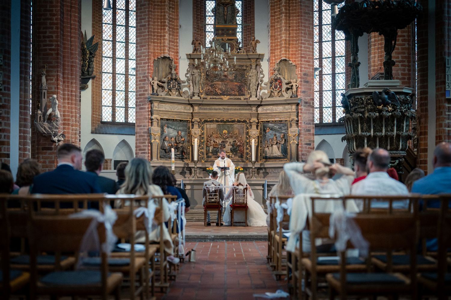 Hochzeit im Spandau, kirchliche Hochzeit St.-Nikolai-Kirche, Blick durch das Kirchenschiff auf das Brautpaar