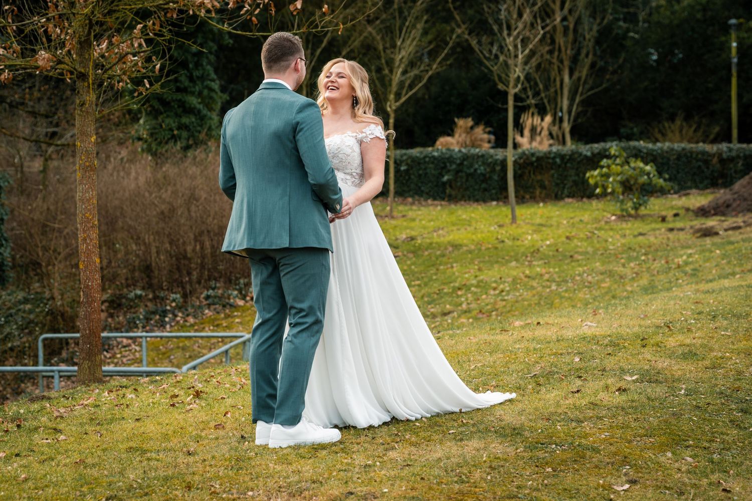 Braut und Bräutigam first look vor der trauung