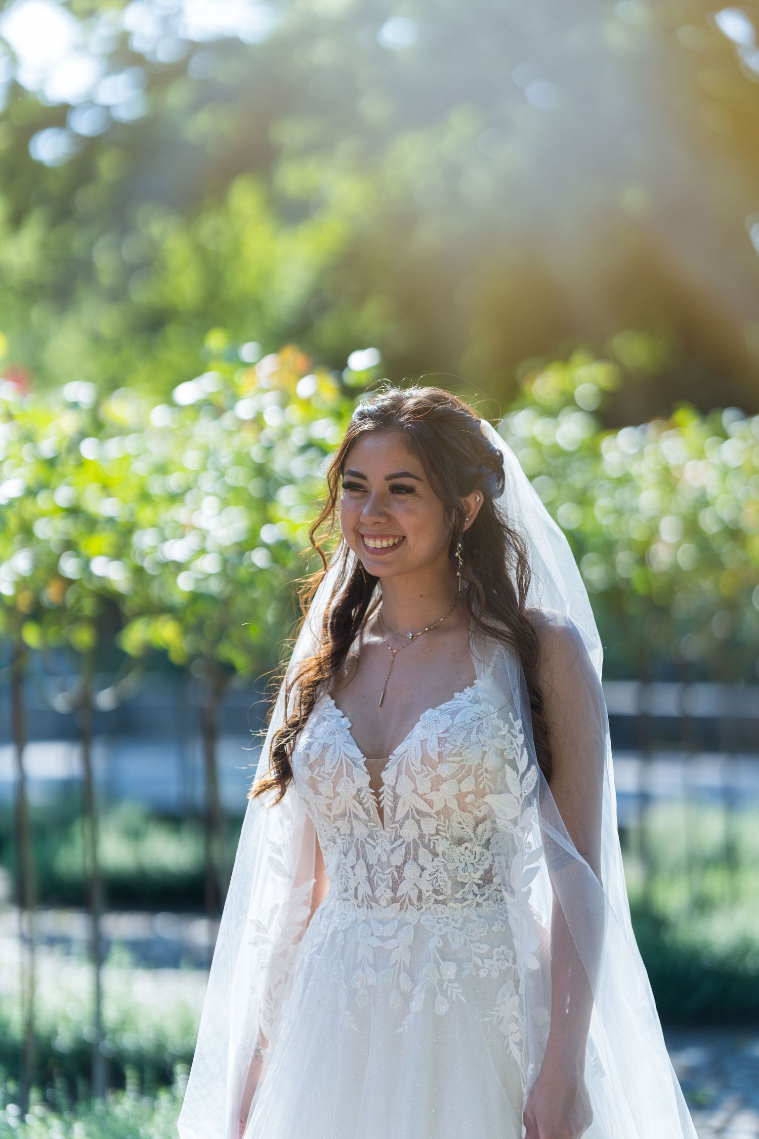 Braut im Hochzeitskleid bei sanftem Licht im Treptower Park Berlin