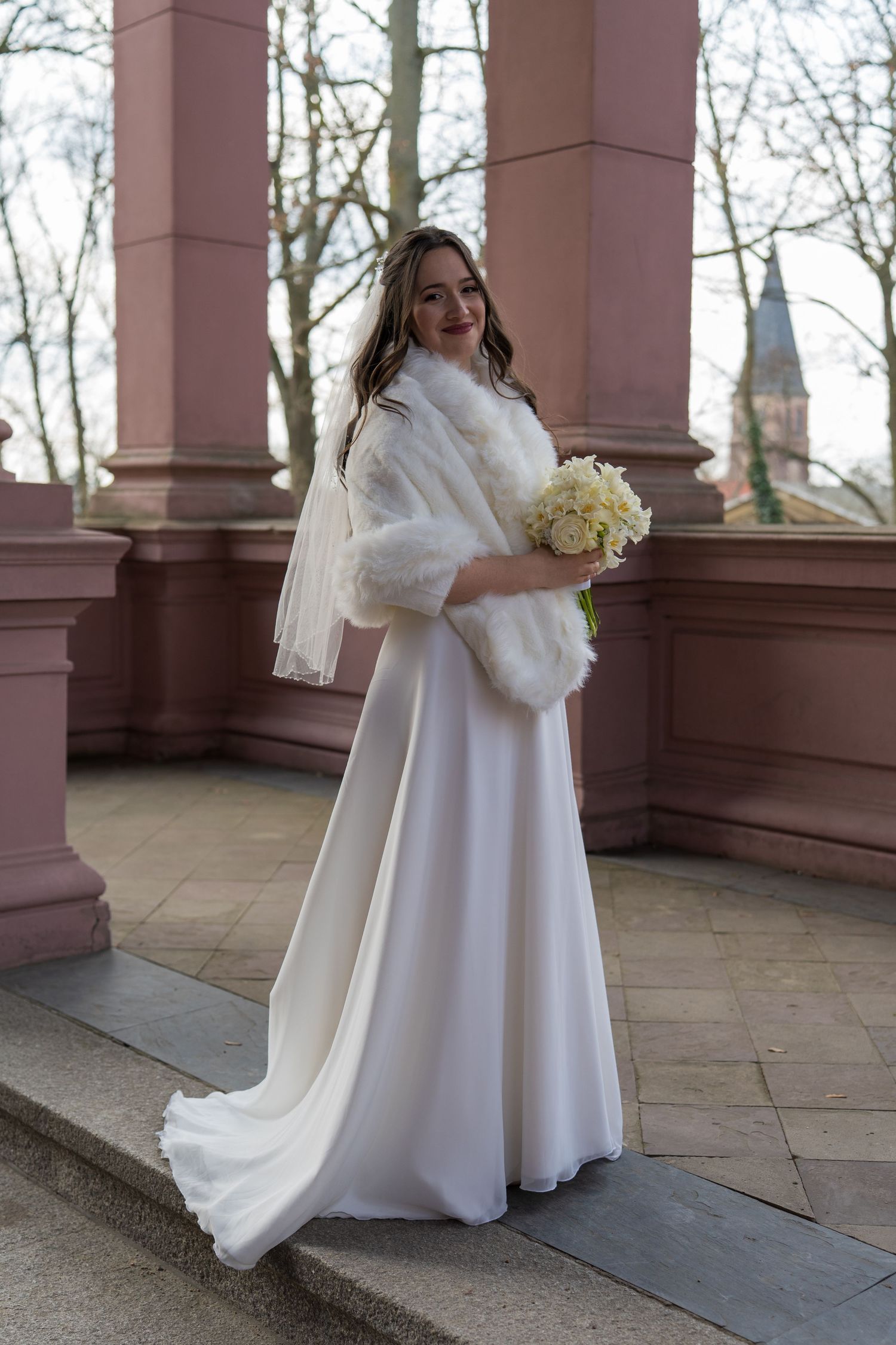 Hochzeit im Schloss Biesdorf Berlin mit Brautpaar vor dem Haupteingang