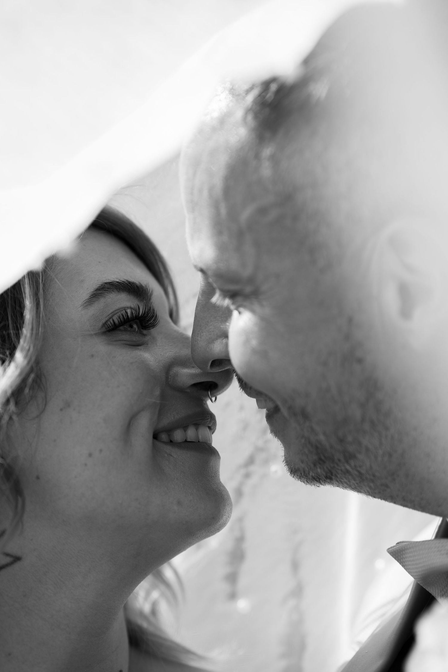 Hochzeit im Spandau, kirchliche Hochzeit St.-Nikolai-Kirche, inniger Moment unter dem Brautschleier
