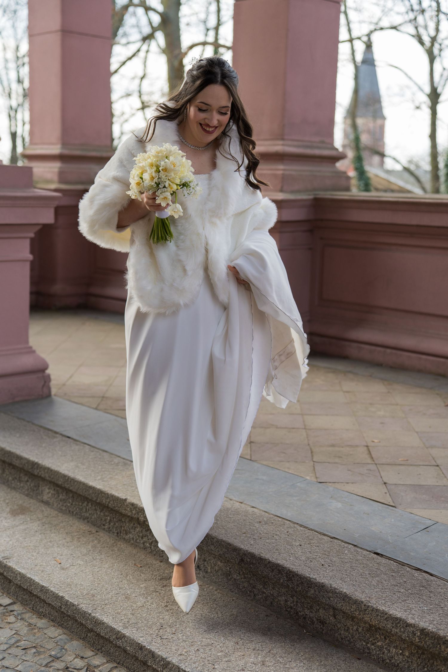 Hochzeit im Standesamt Marzahn Hellersdorf, Braut betritt den Trausaal mit Blumenstrauß