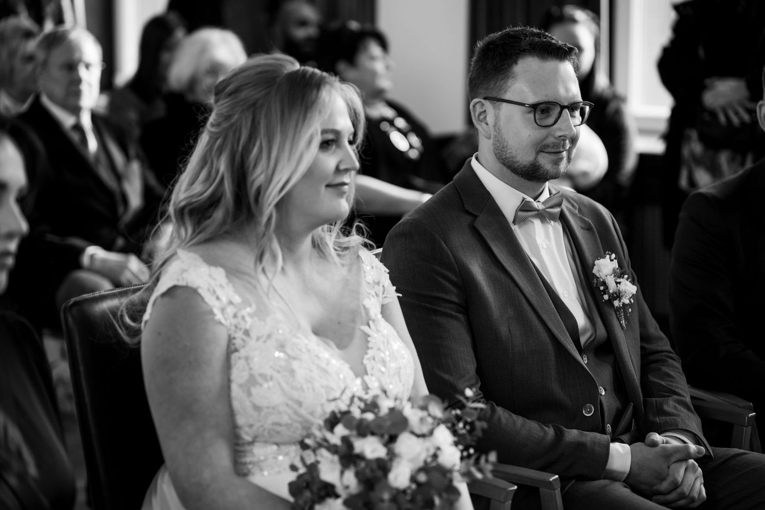 Hochzeit im Standesamt Dortmund, Brautpaar sitzt gemeinsam während der Zeremonie