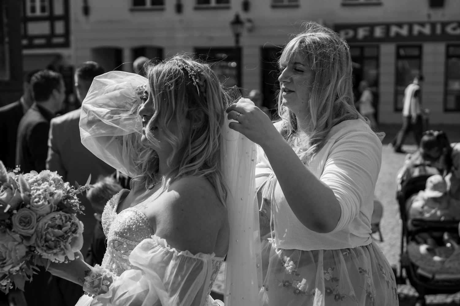 Hochzeit im Spandau, Vorbereitung der Braut vor der kirchlichen Trauung mit Unterstützung einer Freundin