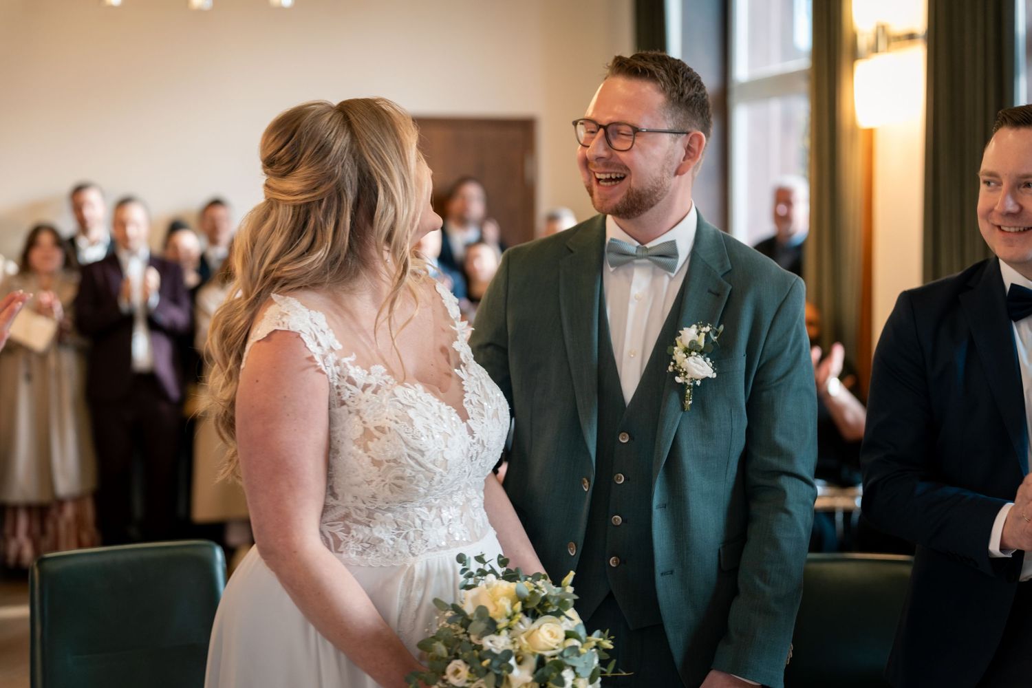 Hochzeit im Standesamt Dortmund, Braut und Bräutigam schauen sich lächelnd während der Zeremonie an
