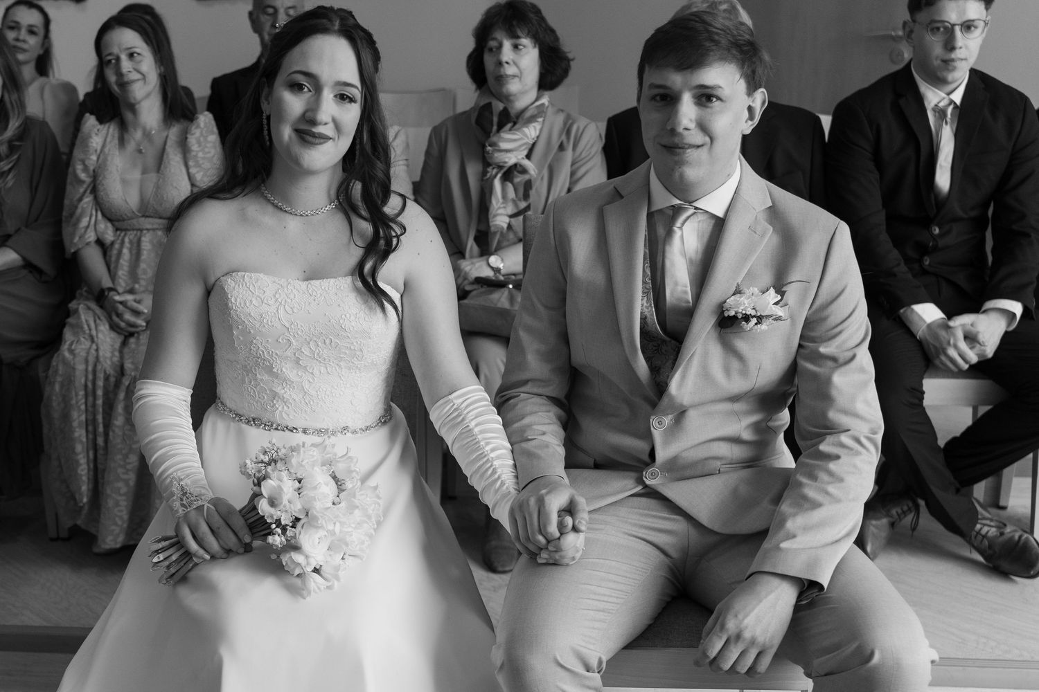Hochzeit im Standesamt Marzahn Hellersdorf, glückliches Brautpaar nach der standesamtlichen Trauung