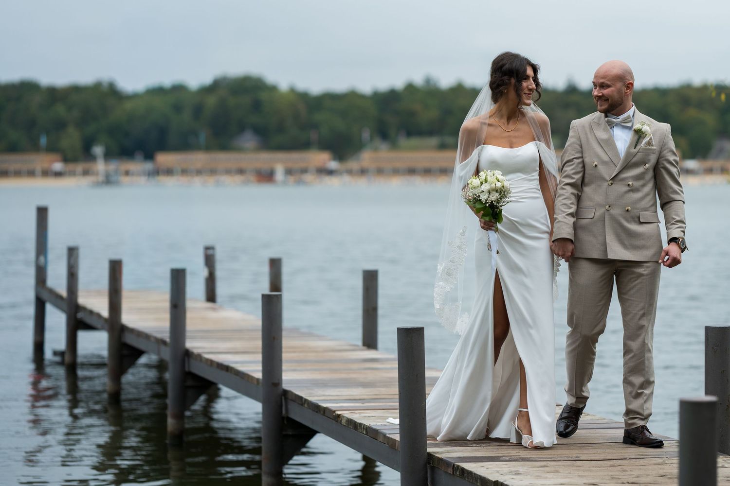 Freie Trauung am Wannsee Berlin, Brautpaar spaziert gemeinsam über den Steg nach der Zeremonie