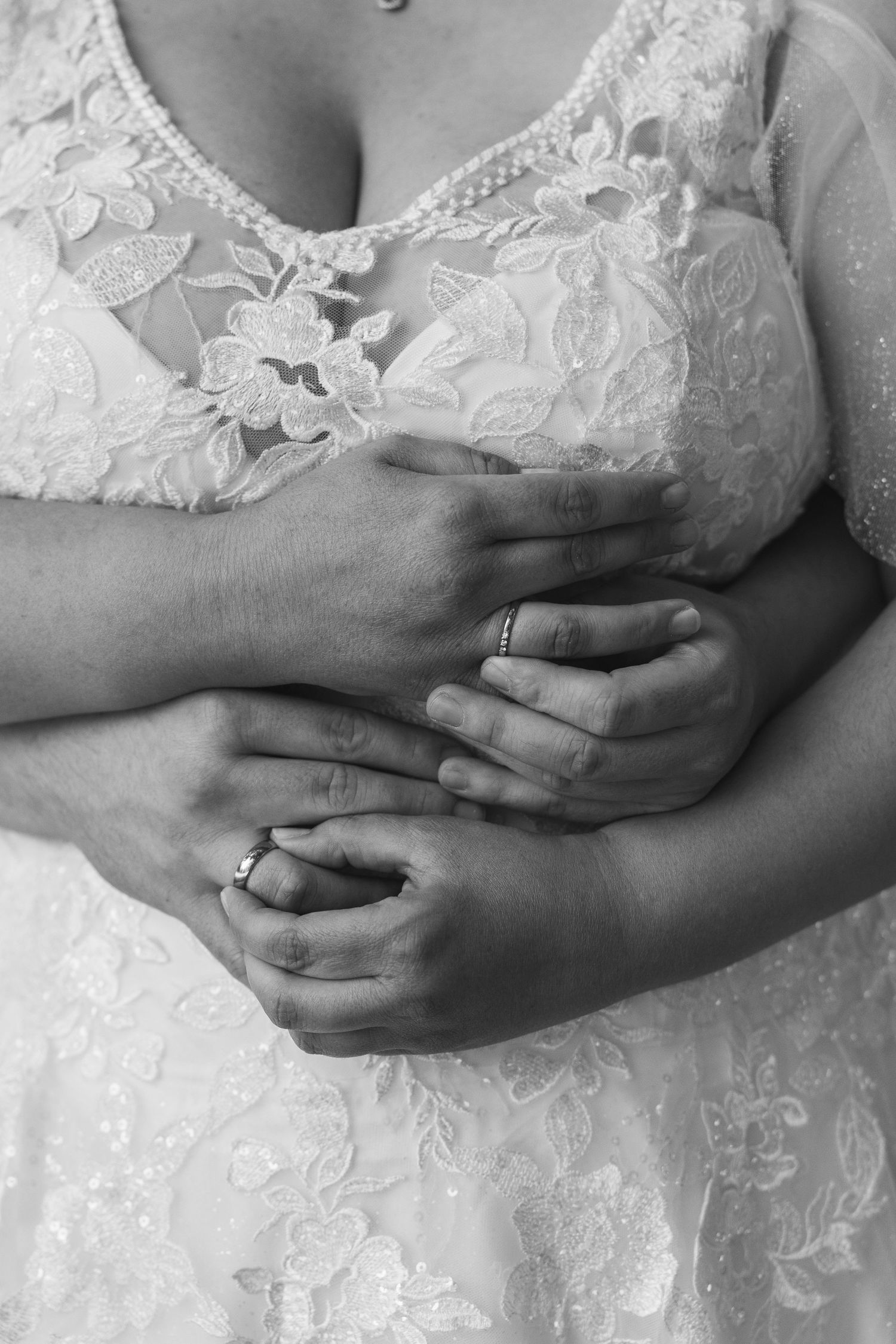 Liebevolle Detailaufnahme der Hände des Brautpaares bei der Hochzeit