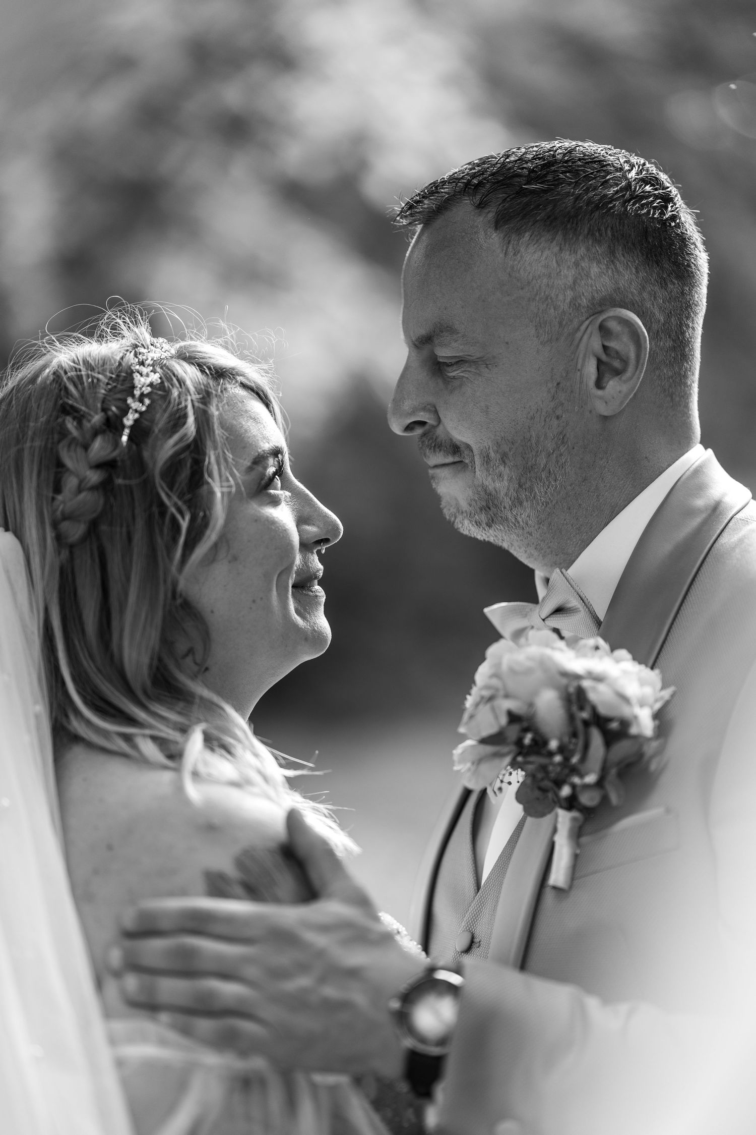 Hochzeit im Spandau, kirchliche Hochzeit in der St.-Nikolai-Kirche, emotionaler Moment zwischen Braut und Bräutigam