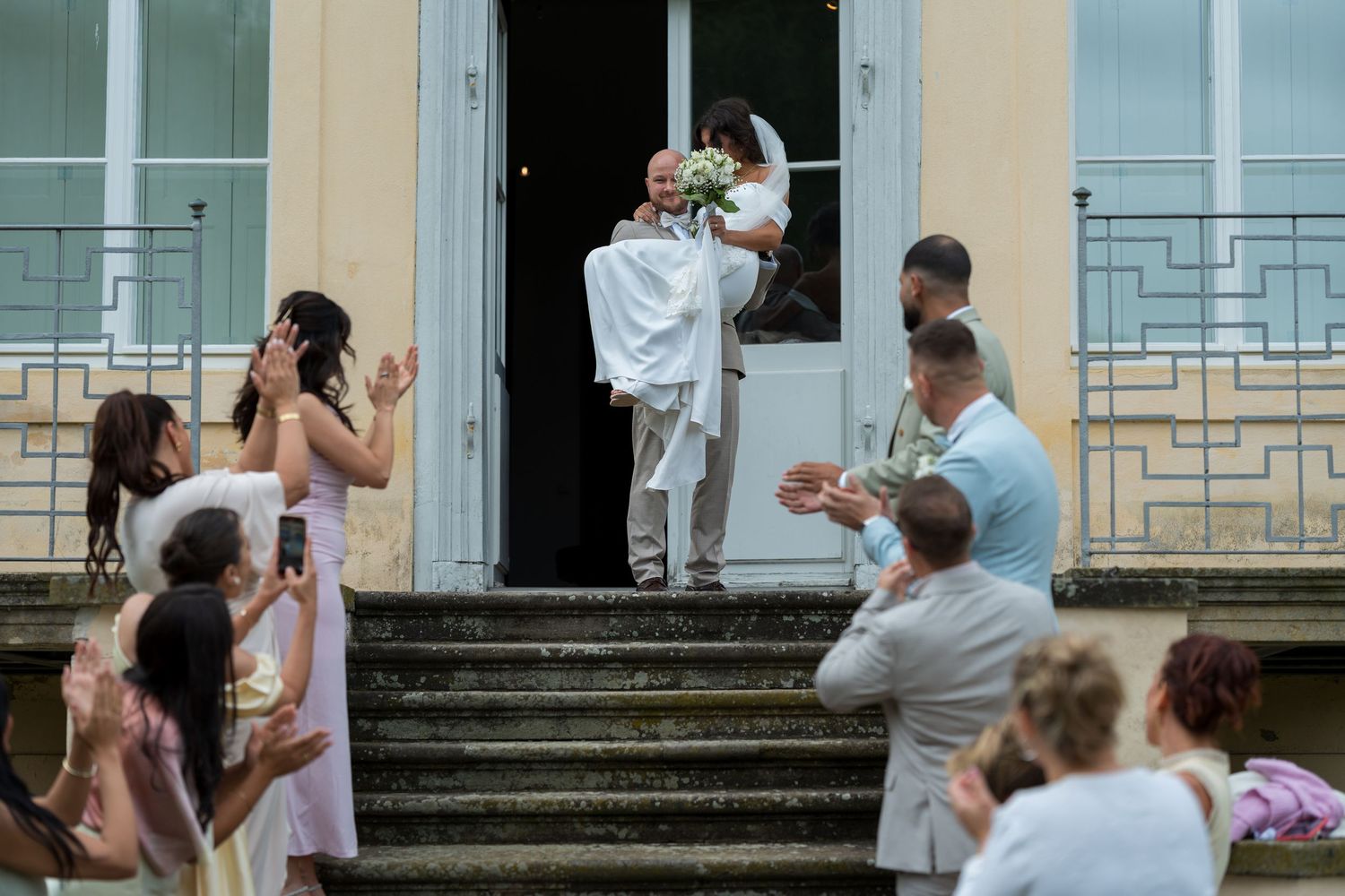 Eheschließung im Schloss Reckahn, Auszug des Brautpaares aus dem Schloss mit Gästen