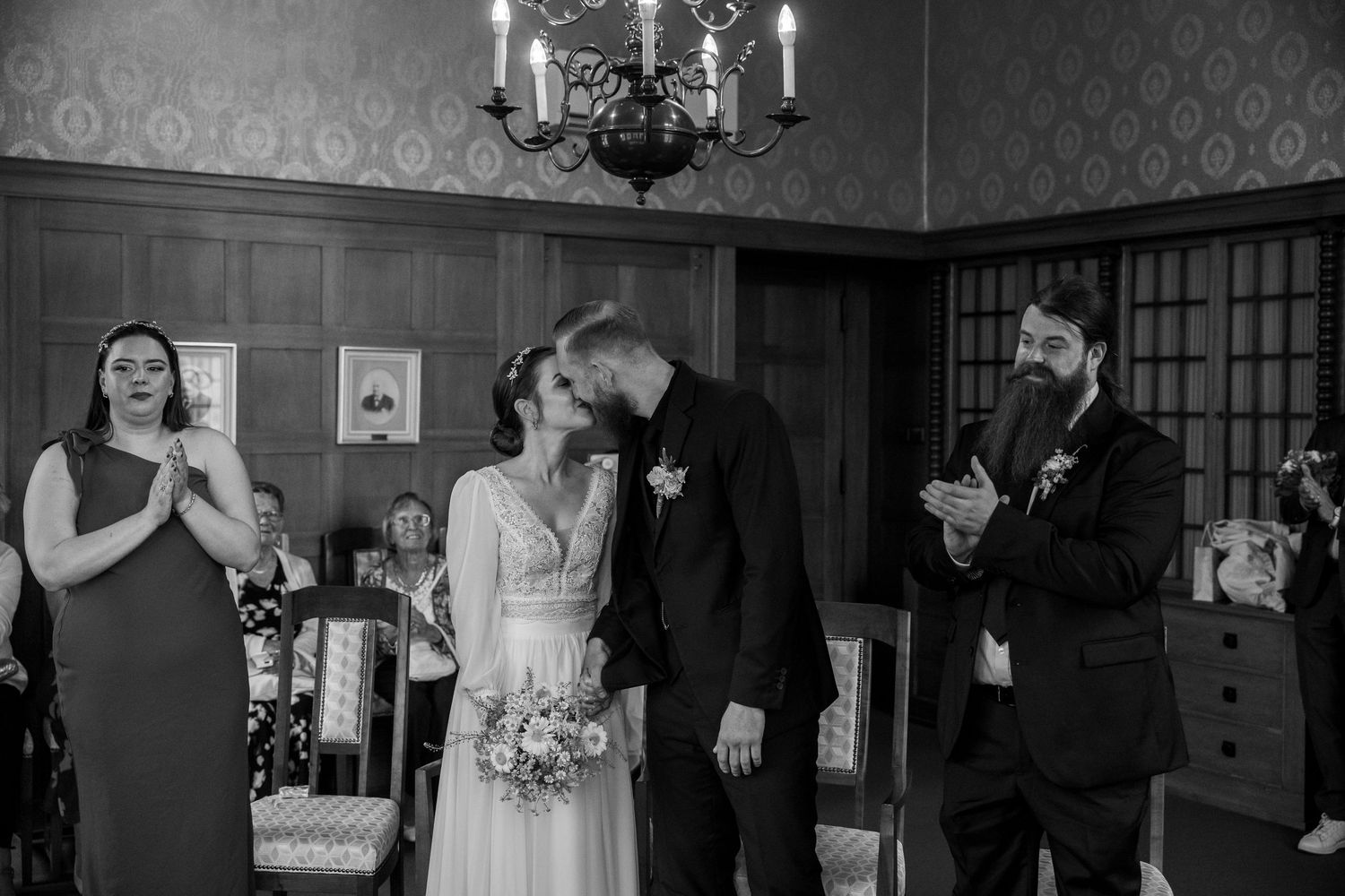Hochzeit im Standesamt Reinickendorf Berlin, Brautpaar wird nach der standesamtlichen Trauung gefeiert