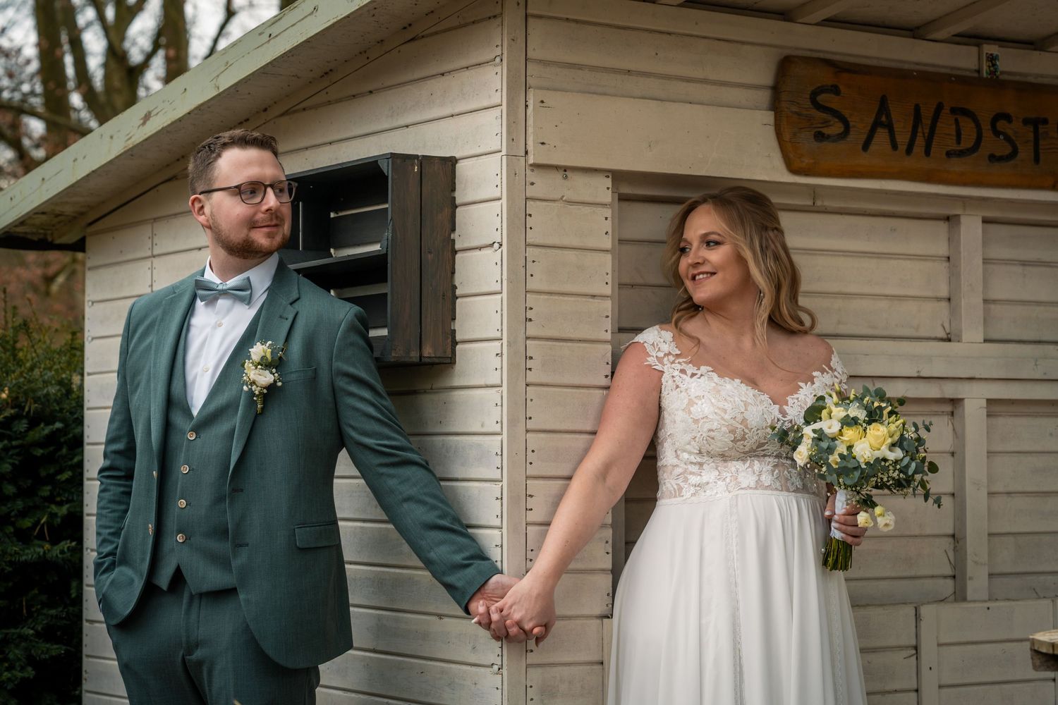 Hochzeit in Dortmund, Brautpaar hält Händchen nach der Trauung im Park