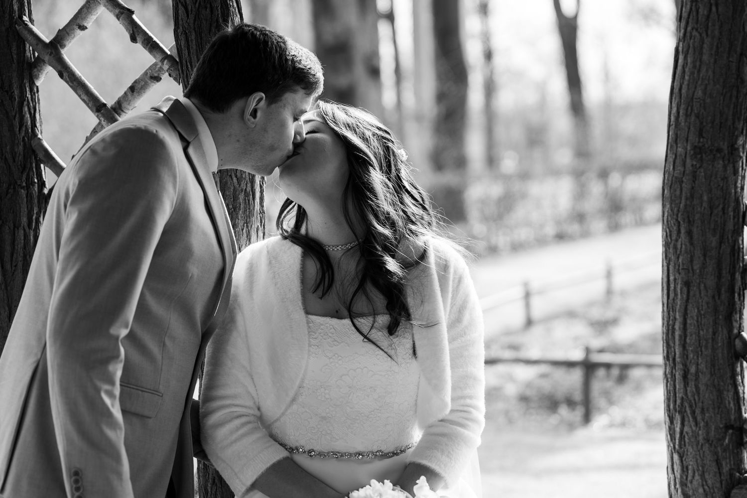 Hochzeit im Standesamt Reinickendorf Berlin, natürliches Brautpaar Portrait im Grünen nach der Trauung