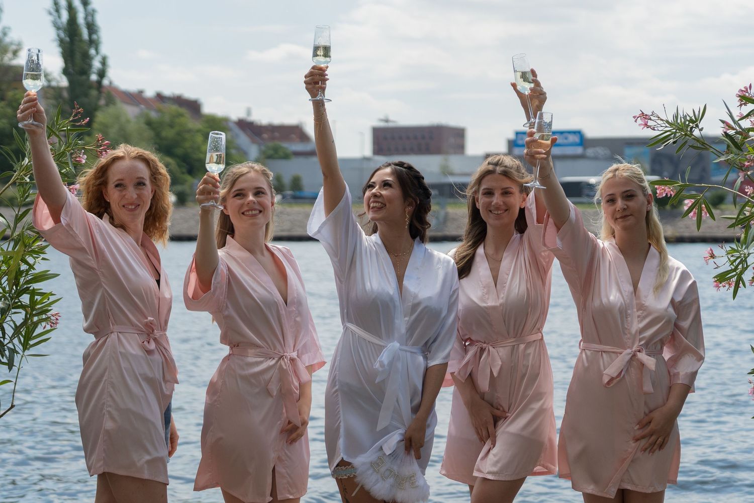 Freie Trauung an der White Spreelounge Berlin, Braut mit Freundinnen am Wasser vor der Hochzeit