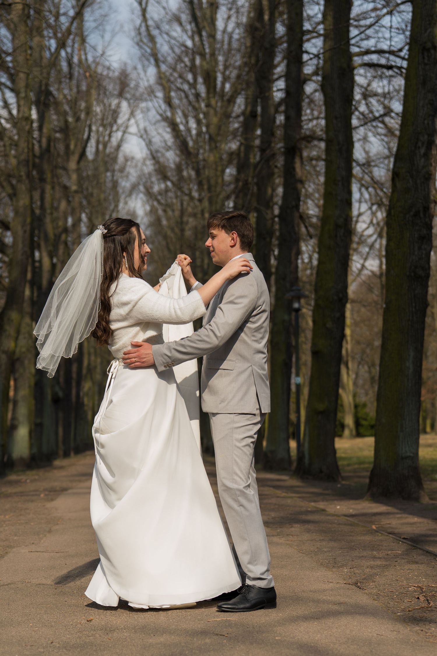 Brautpaar Fotos im Grünen nach der Hochzeit im Schloss Biesdorf Berlin