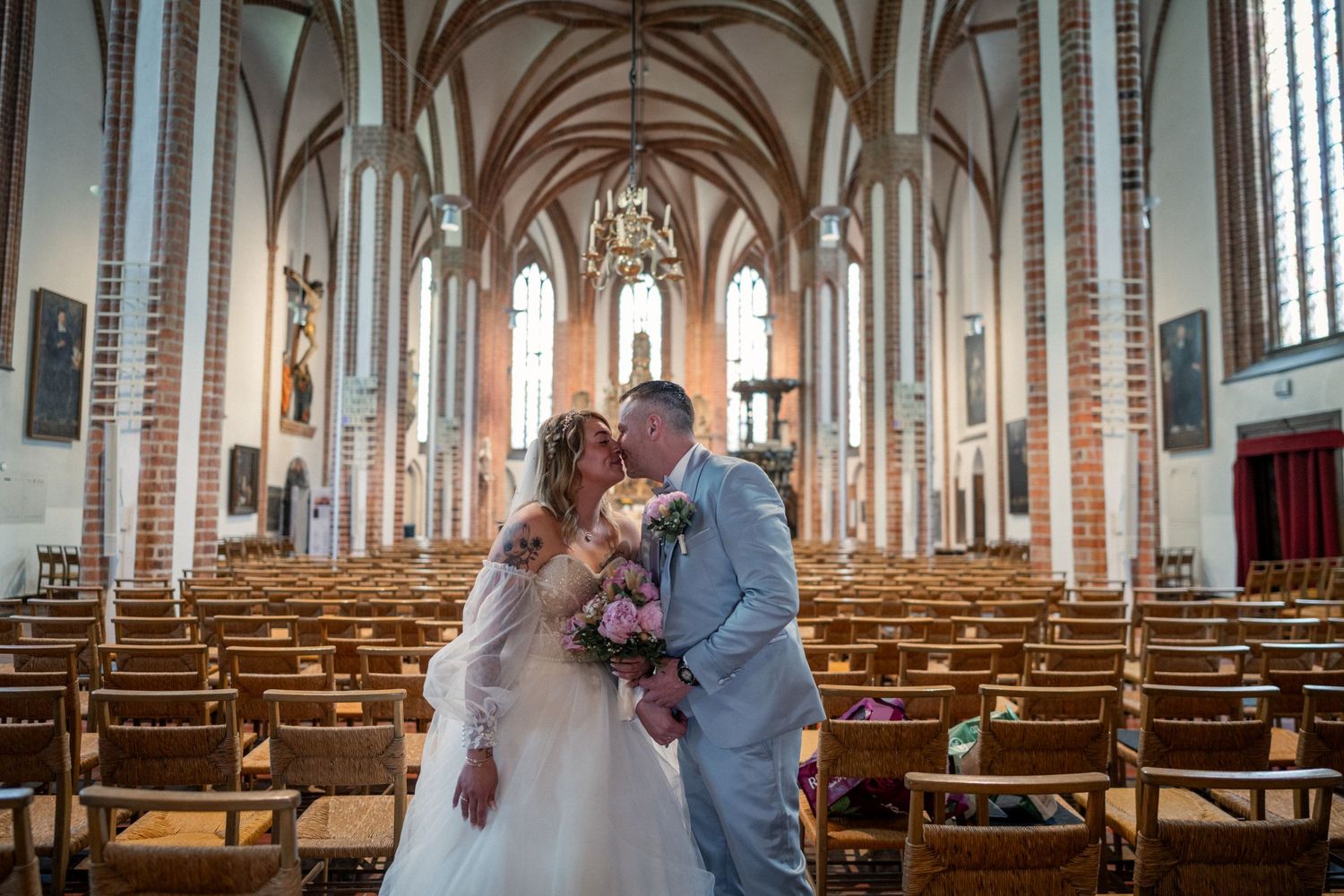 Kirchliche Hochzeit St.-Nikolai-Kirche Spandau, Brautpaar im Kirchenschiff mit historischer Architektur