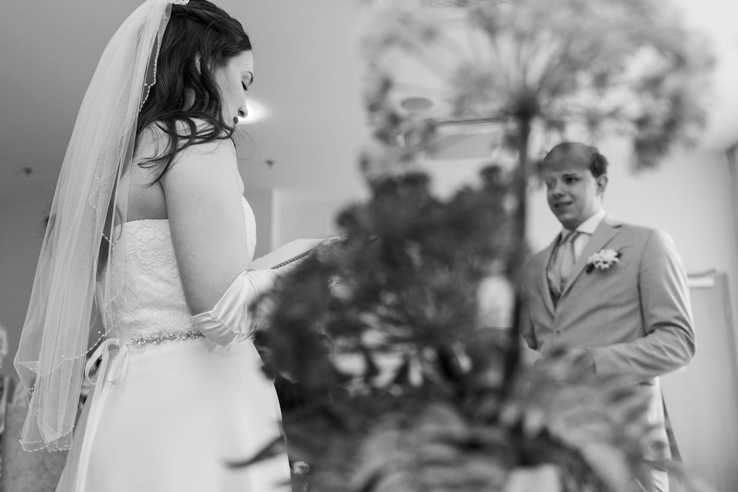 Hochzeit im Standesamt Marzahn Hellersdorf, emotionaler Moment zwischen Braut und Bräutigam vor der Zeremonie