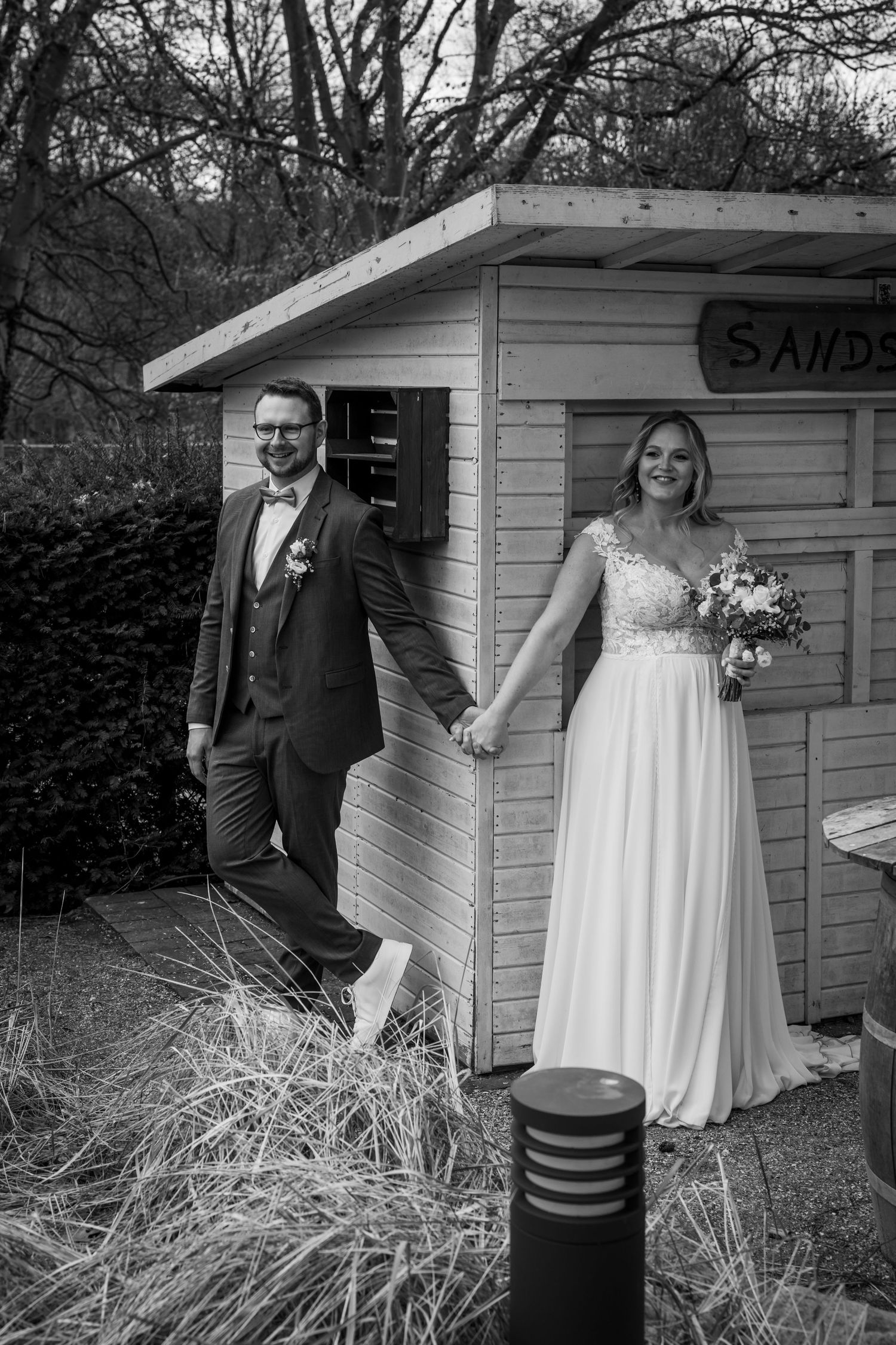 Hochzeit im Standesamt Dortmund, Braut und Bräutigam stehen gemeinsam vor dem Standesamt nach der Trauung