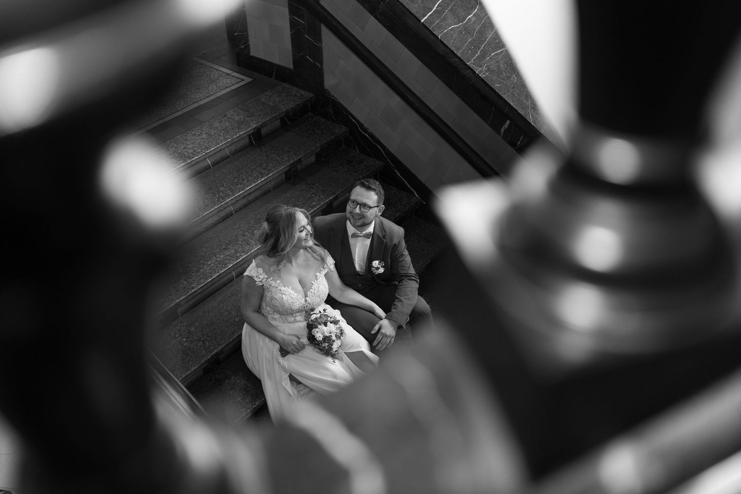Hochzeit im Standesamt Dortmund, intime Schwarz Weiß Aufnahme des Brautpaares von oben