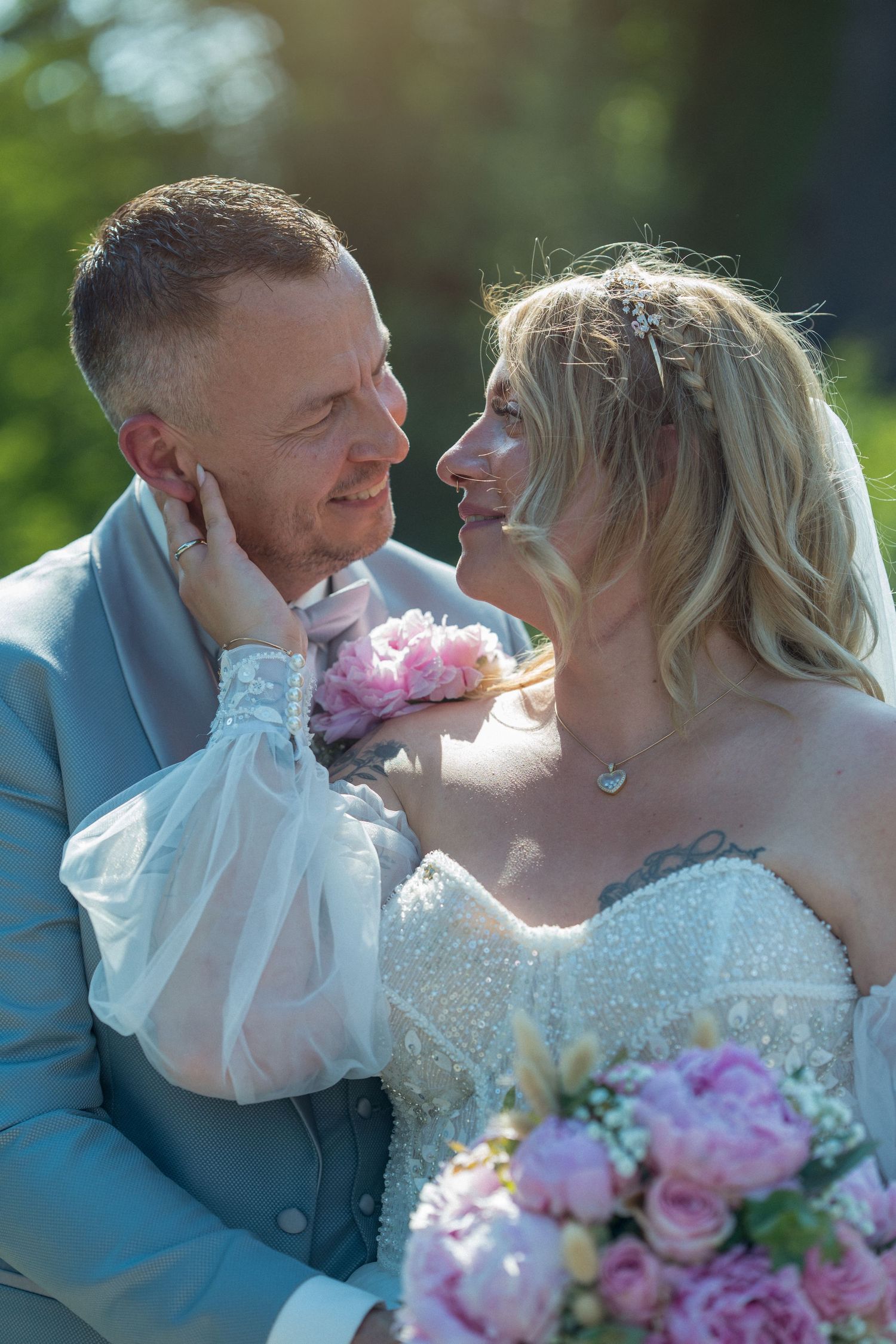 Brautpaar Fotos an der Zitadelle Spandau, natürliches Paarportrait nach der kirchlichen Hochzeit
