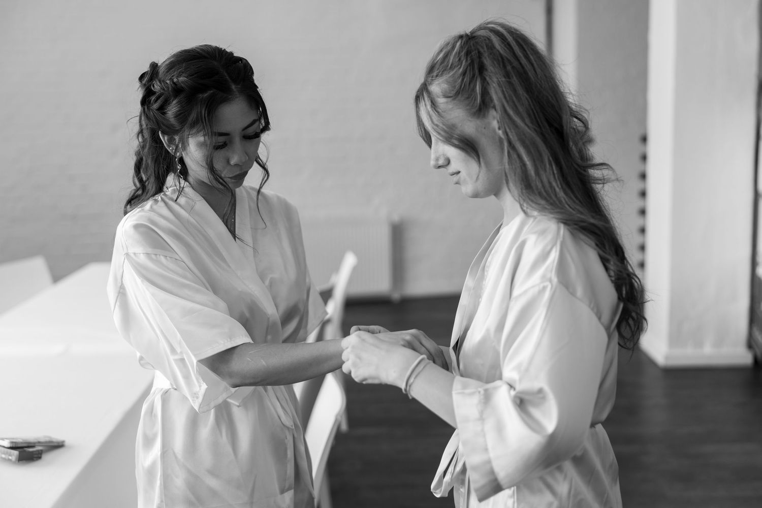 Freie Trauung an der White Spreelounge Berlin, emotionale Vorbereitung der Braut mit Unterstützung einer Freundin