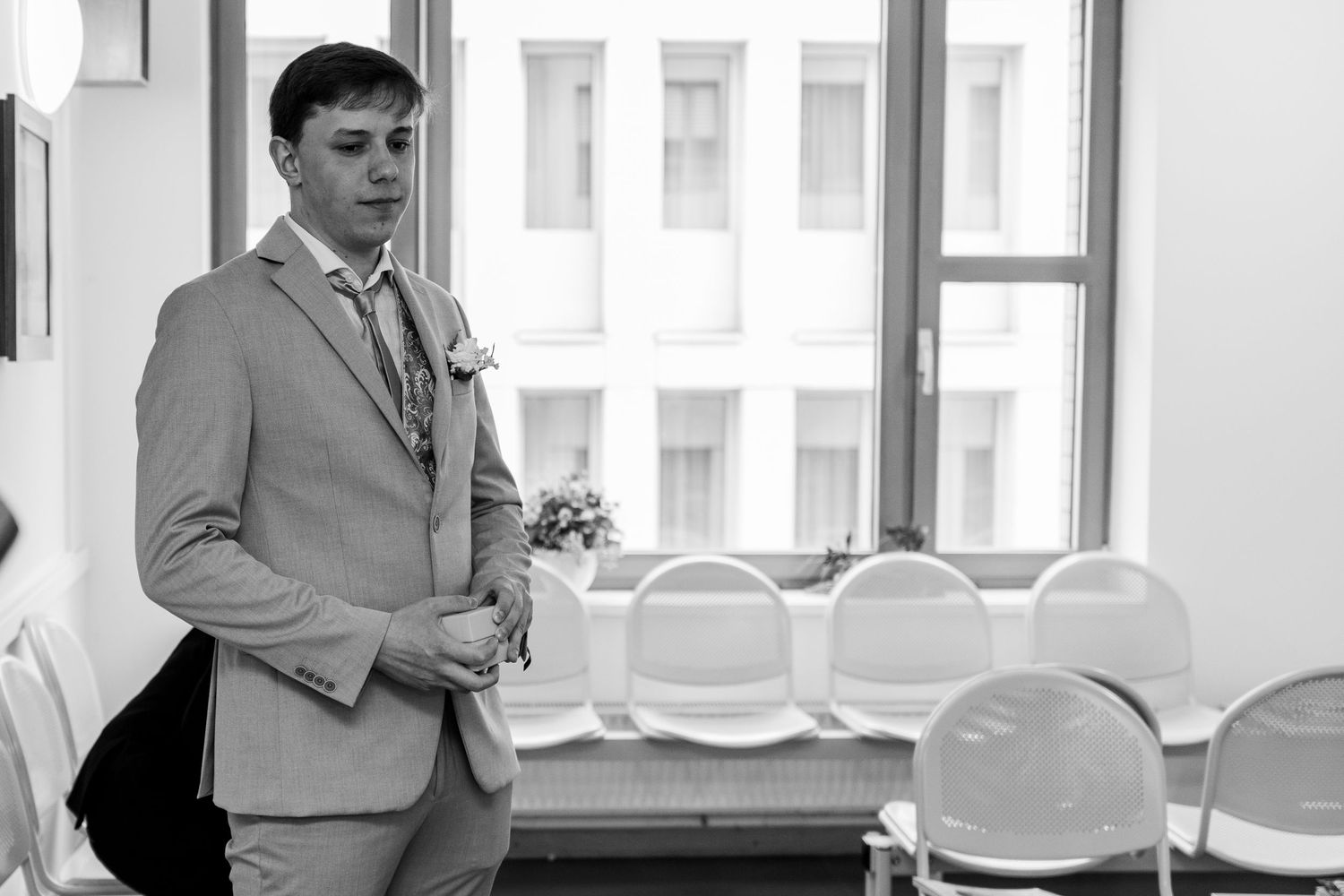 Hochzeit im Standesamt Marzahn Hellersdorf, Bräutigam wartet im Trausaal vor Beginn der Zeremonie