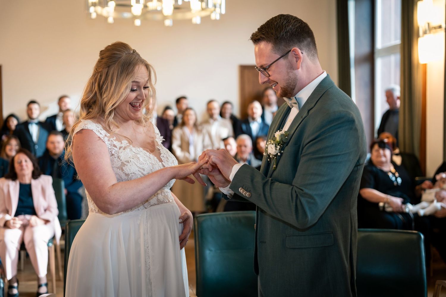 Hochzeit im Standesamt Dortmund, Ringtausch während der standesamtlichen Zeremonie
