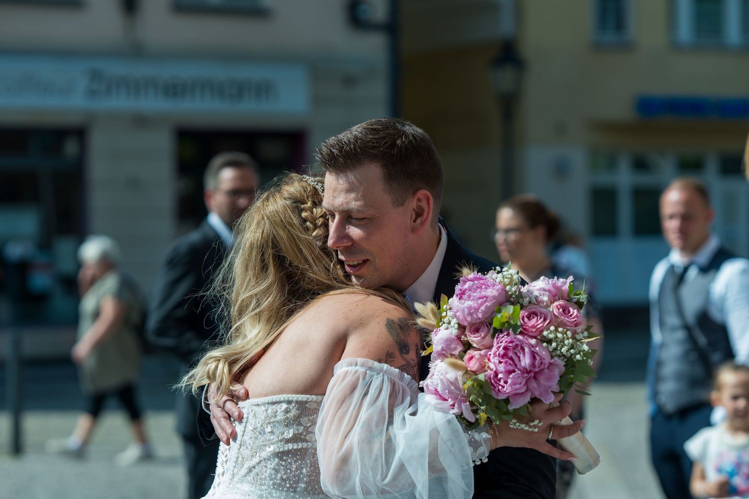 Hochzeit im Spandau, emotionale Umarmung des Brautpaares nach der kirchlichen Trauung