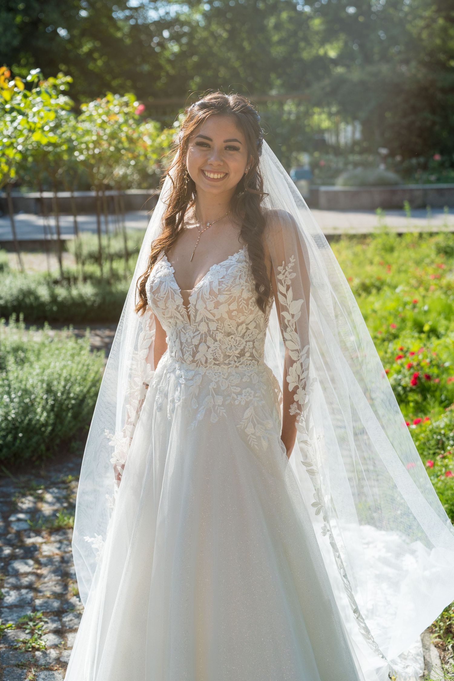 Freie Trauung an der White Spreelounge Berlin, Braut im Hochzeitskleid beim natürlichen Portrait im Grünen