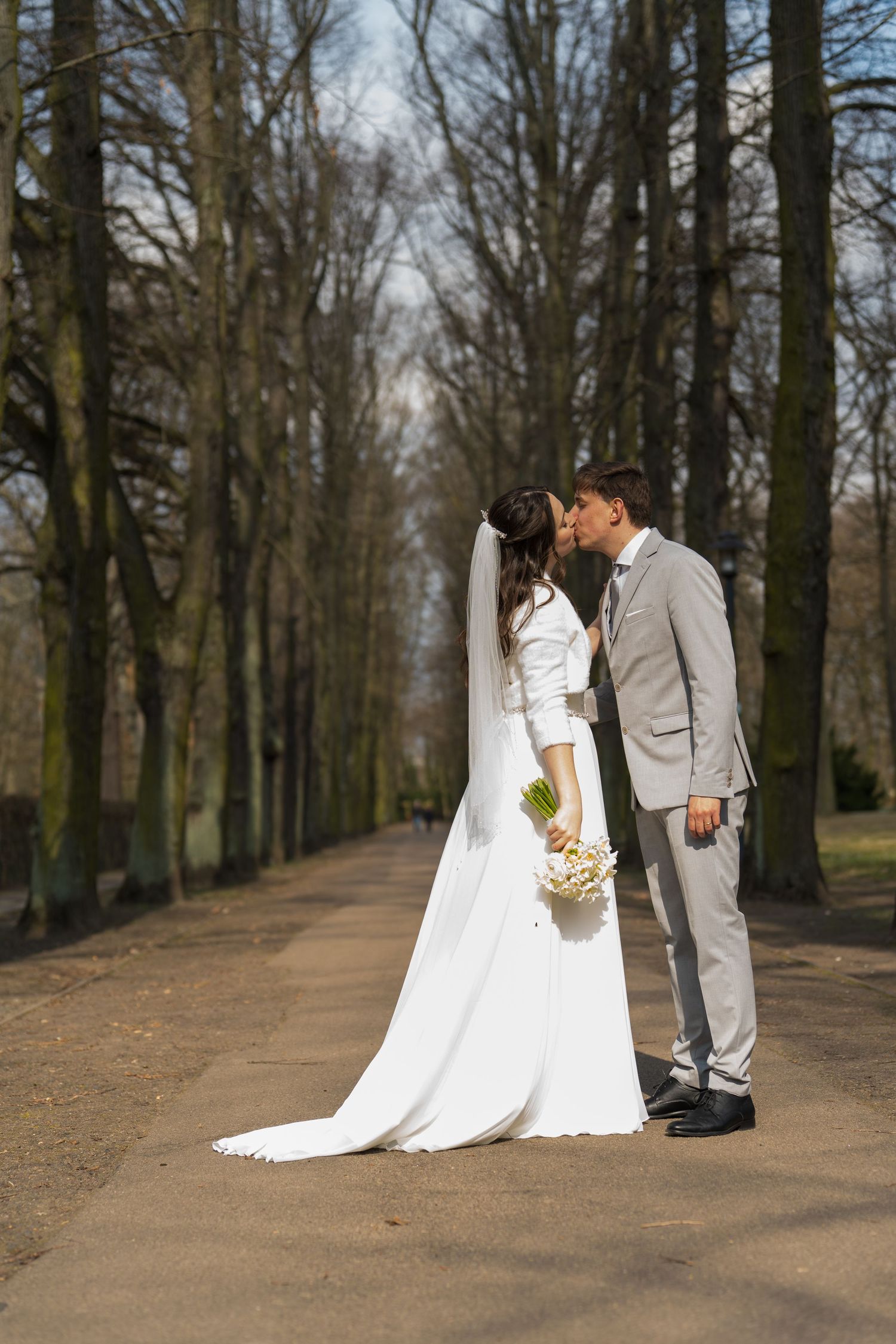 Hochzeit im Schloss Biesdorf Berlin mit Brautpaar vor dem Haupteingang