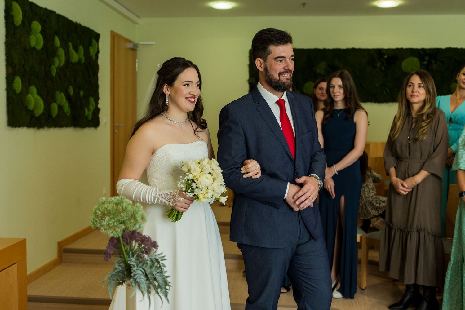 Hochzeit im Standesamt Marzahn Hellersdorf, Braut wird von einer Begleitperson in den Trausaal geführt