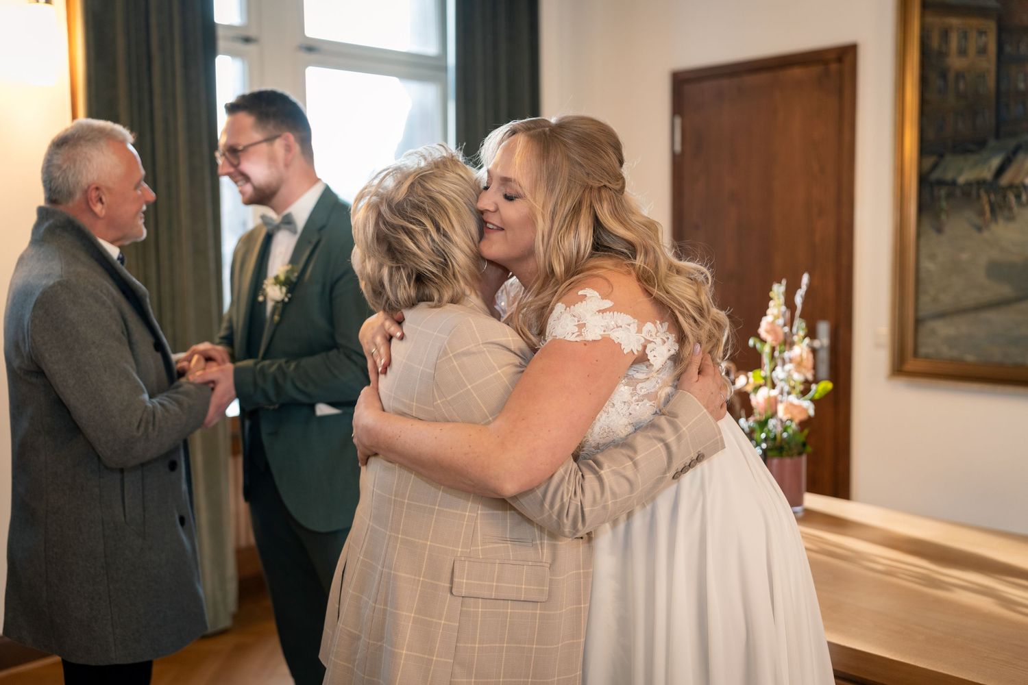 Hochzeit im Standesamt Dortmund, herzliche Umarmung nach der standesamtlichen Trauung mit Familie